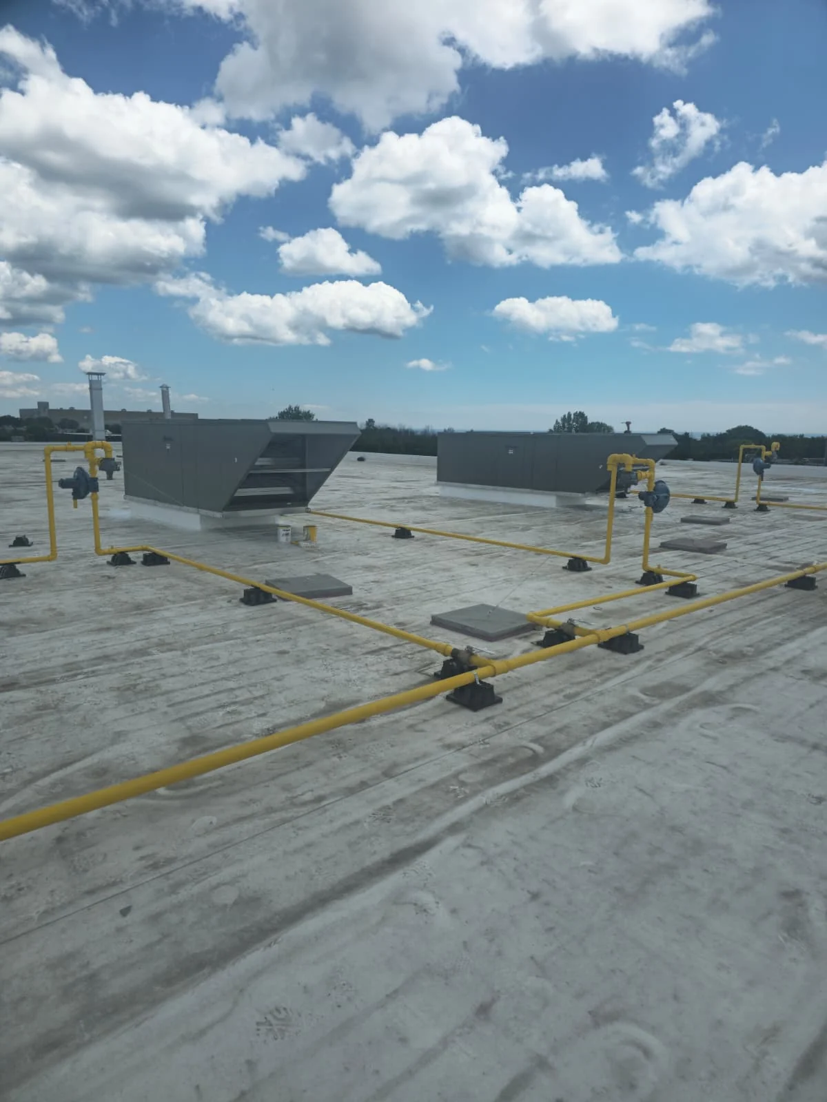 Commercial rooftop HVAC units and gas piping installation by Airrand